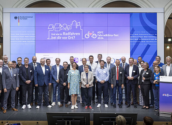 Gruppenfoto: Alle Gewinnerstädte des ADFC-Fahrradklima-Tests 2024 Gruppenfoto