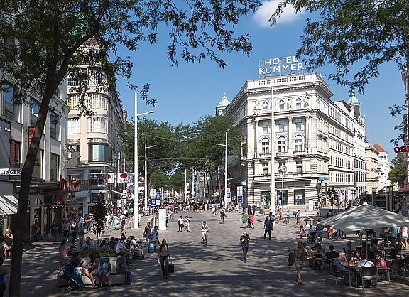 Mariahilfer Straße in Wien nach der Umgestaltung. Mariahilfer Straße in Wien nach der Umgestaltung.