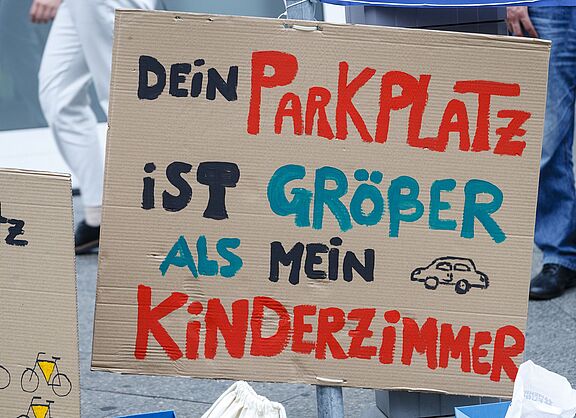 Ein Parkplatz ist oft größer als ein Kinderzimmer. Ein Parkplatz ist oft größer als ein Kinderzimmer.