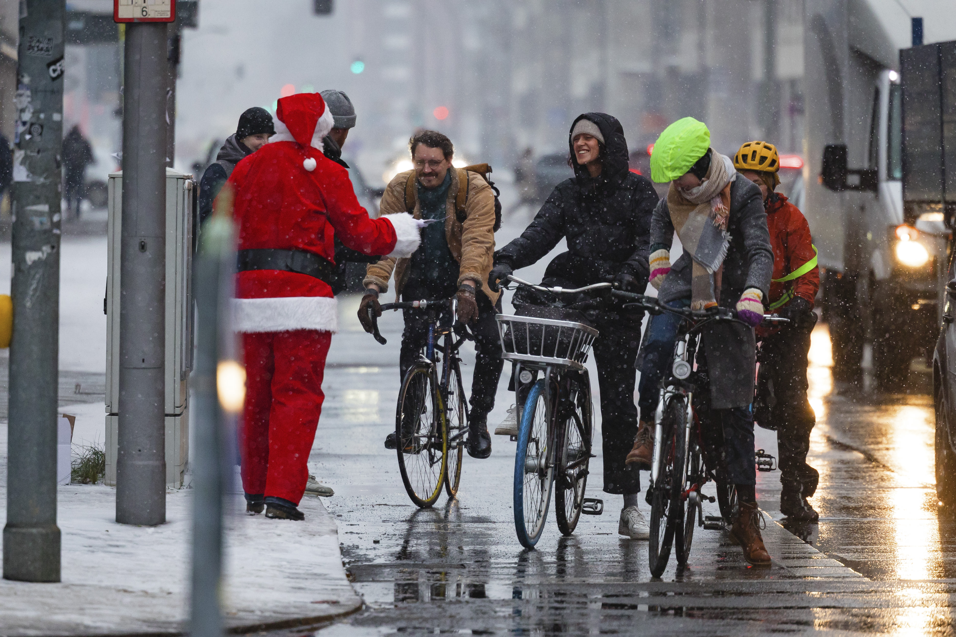 Mit einer bundesweiten Aktion am Nikolaus-Tag bedankt sich der ADFC bei allen, die auch im Winter mit dem Rad fahren, wie hier im frisch verschneiten Berlin.  