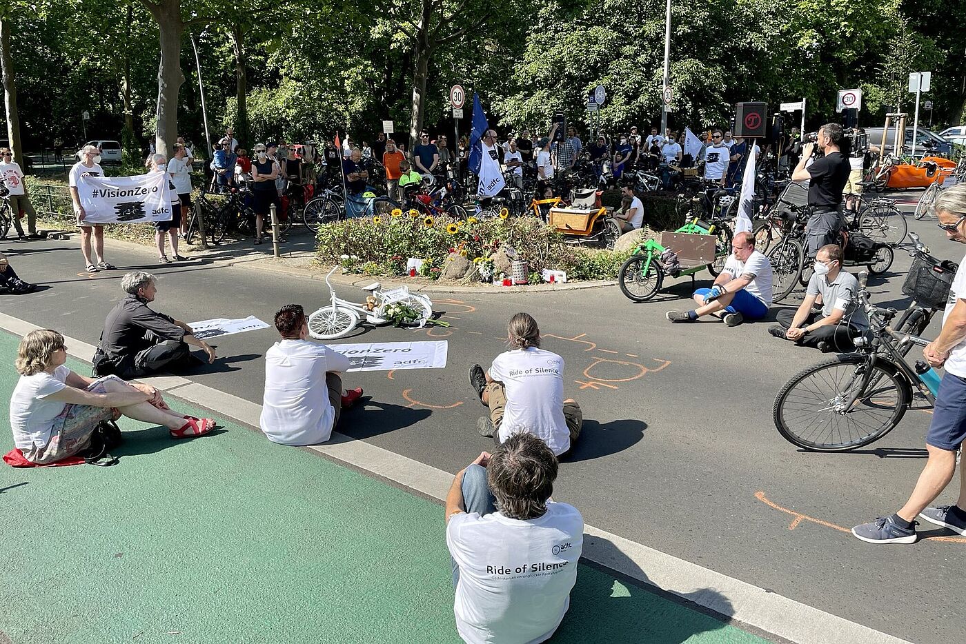 Mahnwache für getöteten 5-jährigen Radfahrer in der Wichertstraße