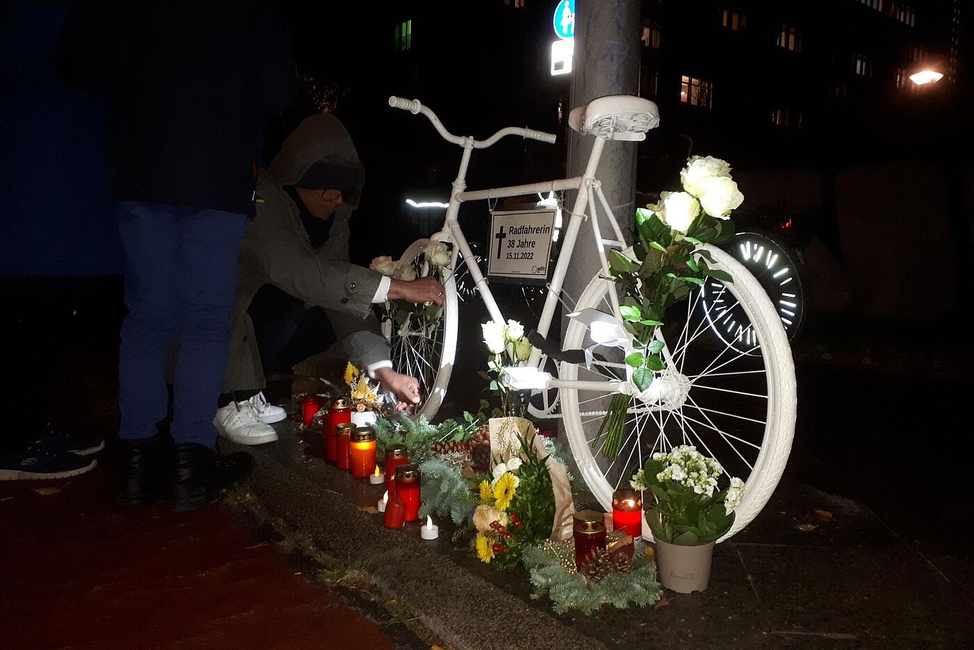 am Unfallort wird ein Geisterrad für die getötete Radfahrerin aufgestellt