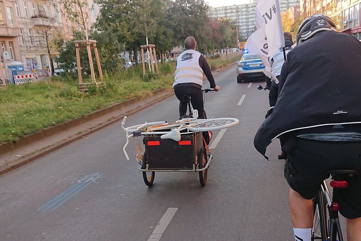 VisionZero-Demo zur Geisterrad-Aufstellung in Wilmersdorf