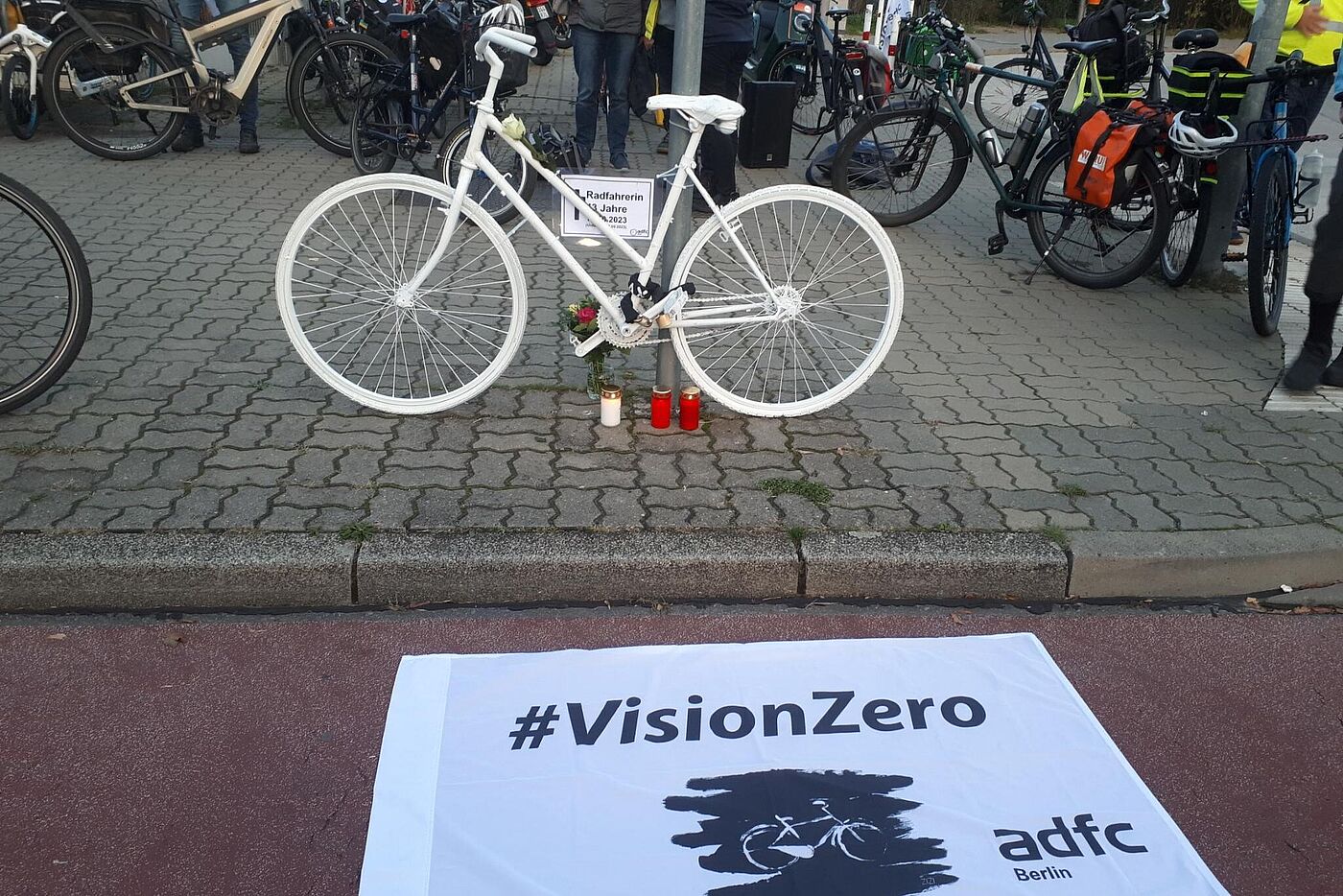 Ein weißes Geisterrad mit einer weißen Vision Zero Fahne