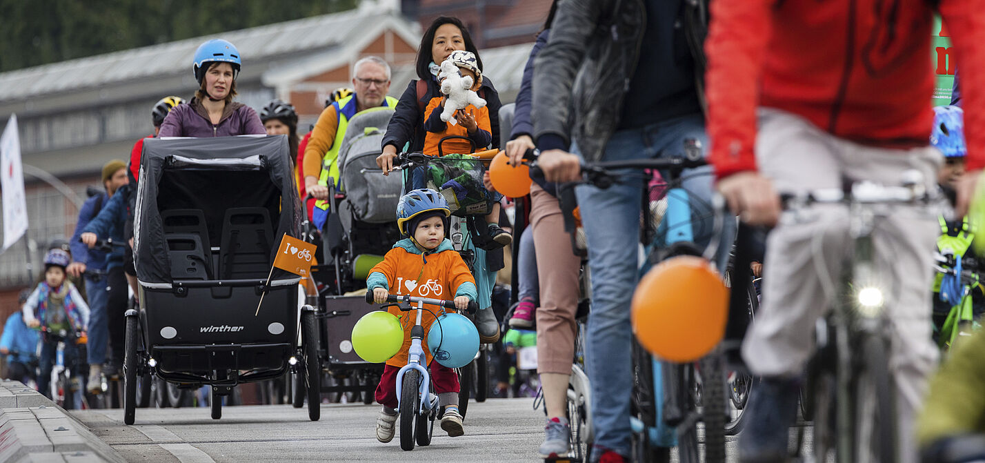 Kinder sind selbständig unterwegs bei der Kidical Mass Berlin