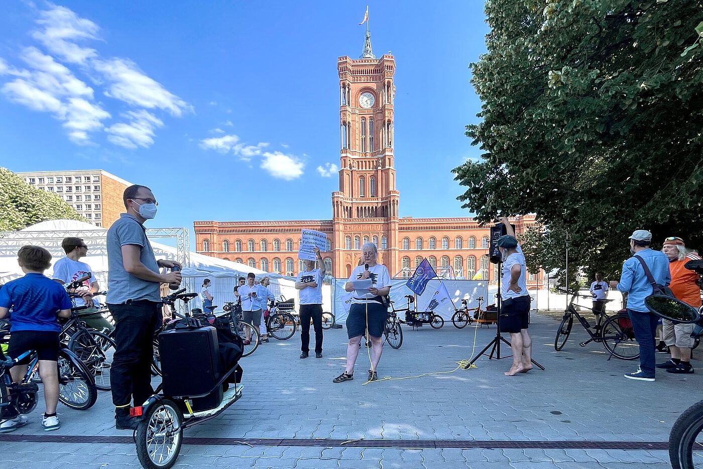 Kundgebung vor dem roten Rathaus nach der Geisterrad-Aufstellung