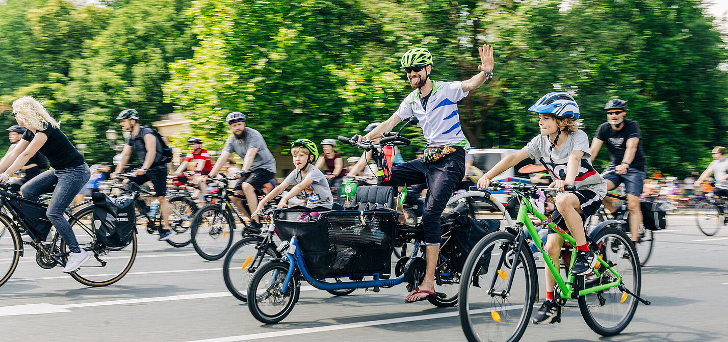 Erwachsene und Kinder auf Fahrrädern bei der Sternfahrt in Berlin