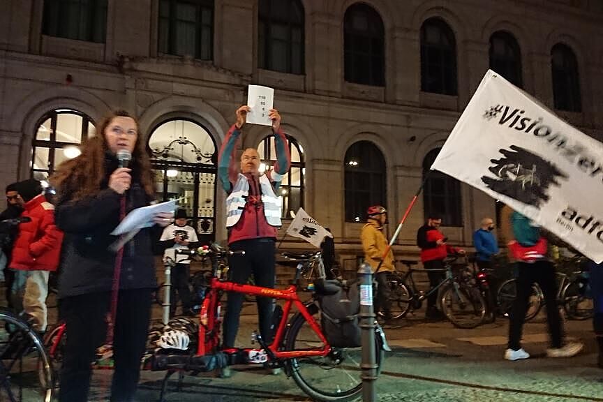 Kundgebung  für Verkehrssicherheit vor dem BMDV