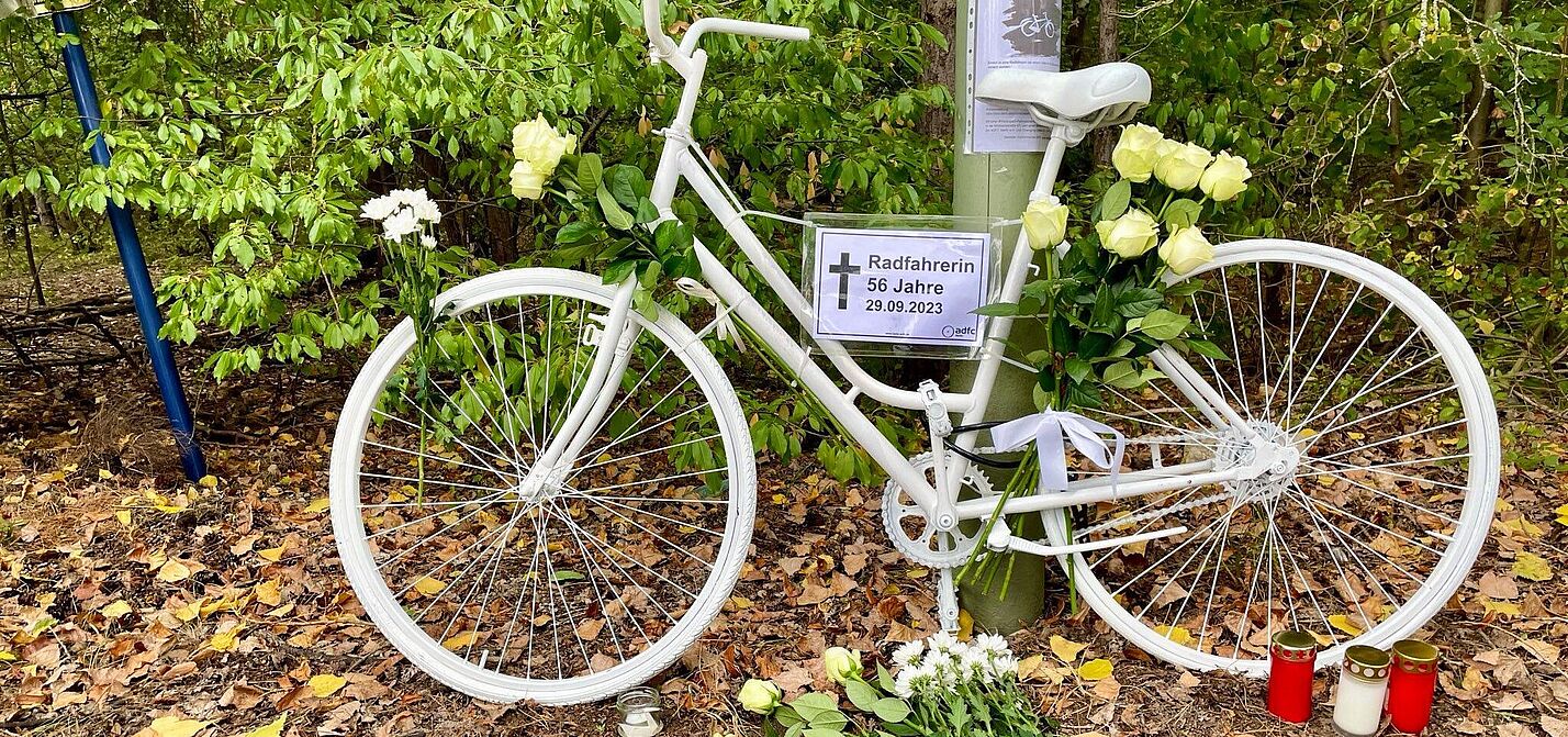 Ein weißes Geisterrad mit weißen Rosen