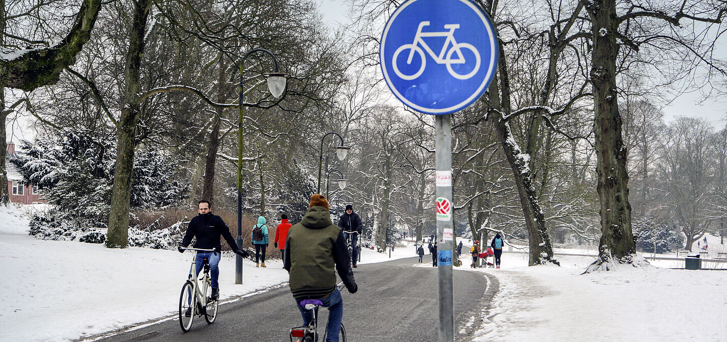 Radfahrer auf geräumten Radweg in Groningen