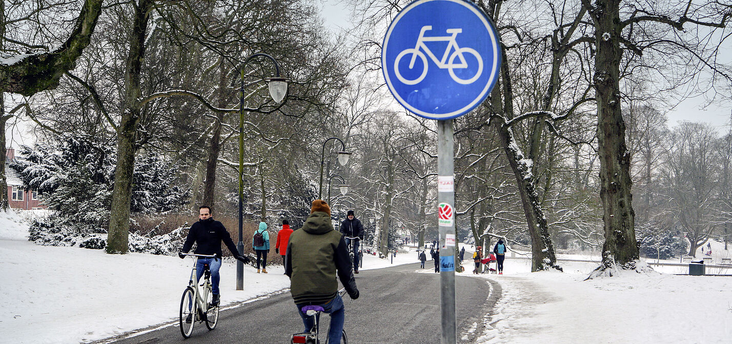 Radfahrer auf geräumten Radweg in Groningen