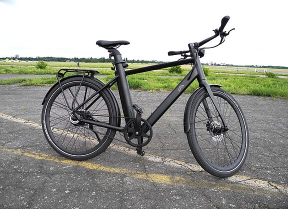 Aufnahme draußen Aufnahme des Crivit-Pedelecs auf freier Fläche.