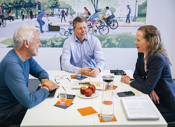 Gespräch zur ADFC-Vision Fahrradland-Plus Frank Masurat, Dr. Joachim Lohse und Dr. Caroline Lodemann (v. l. n. r.) diskutieren die ADFC-Vision Fahrradland-Plus.