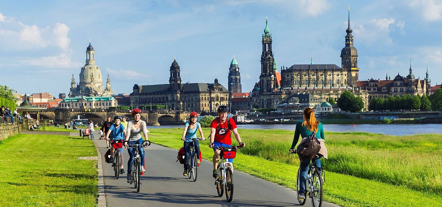 Radreisende auf dem Elberadweg