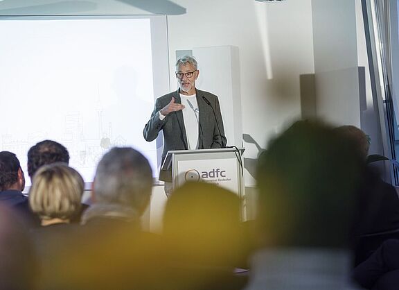 Der ADFC-Bundesvorsitzende Frank Masuart betonte auf dem Einweihungsempfang der neuen Räume der ADFC-Bundesgeschäftsstelle, das enorme Potenzial, dass der Radverkehr in Deutschland für den gesellschaftlichen Zusammenhalt habe. Der ADFC-Bundesvorsitzende Frank Masuart betonte auf dem Einweihungsempfang der neuen Räume der ADFC-Bundesgeschäftsstelle, das enorme Potenzial, dass der Radverkehr in Deutschland für den gesellschaftlichen Zusammenhalt habe.