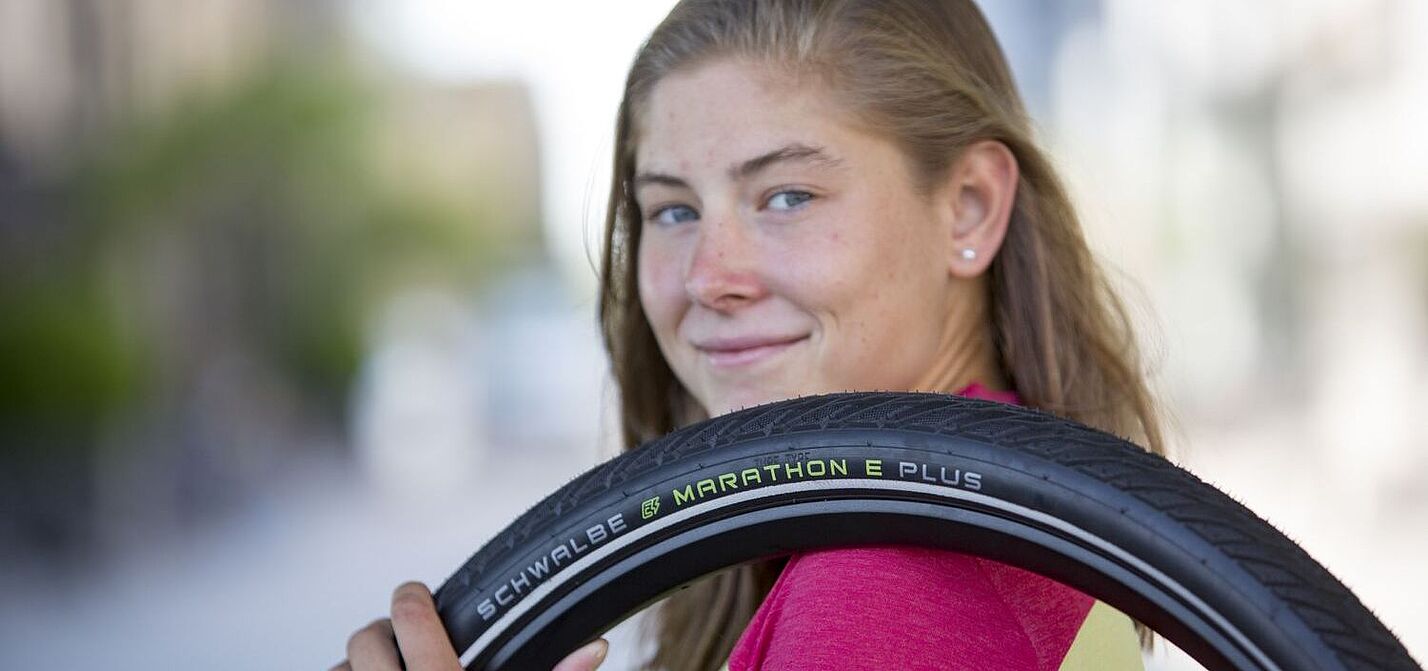 Reifenhersteller Schwalbe bietet mit dem "Marathon E-Plus" einen Pneu mit besonders auf E-Bikes zugeschnittenen Qualitäten an. Er ist auch für die schnelle S-Klasse zugelassen.