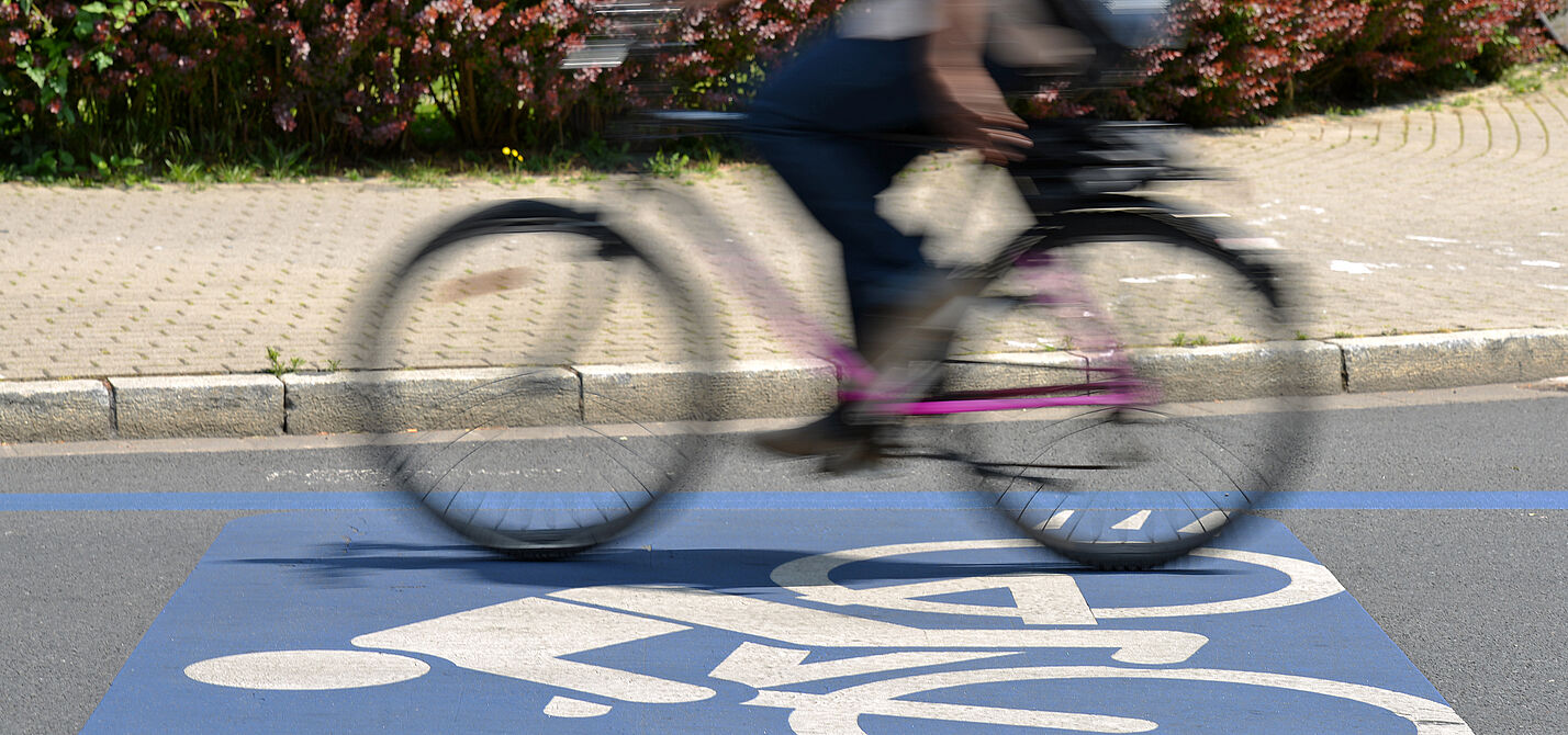 Gute Radinfrastruktur - eRadschnellweg in Göttingen Radschnellwegzeichen auf Asphalt mit Fahrrad