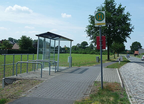 Bushaltestelle mit Fahrradbügeln und Radweg im Emsland.