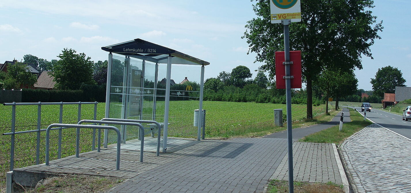 Bushaltestelle mit Fahrradbügeln und Radweg im Emsland.