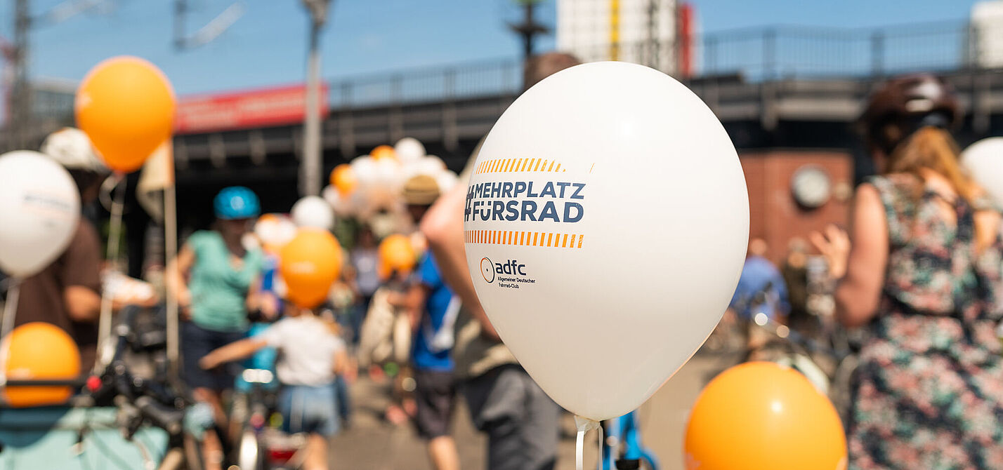 Ballons mit ADFC Kampagnenmotiv Mehr Platz fürs Rad