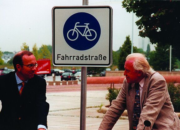 Karl-Ludwig Kelber (re.) präsentierte mit dem damaligen Bundesverkehrsminister Matthias Wissmann (li.) die Fahrradstraße, die mit der Fahrradnovelle der StVO 1997 eingeführt wurde.