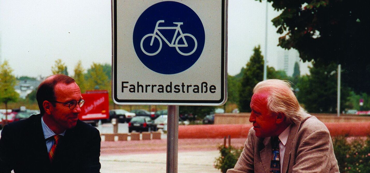 Karl-Ludwig Kelber (re.) präsentierte mit dem damaligen Bundesverkehrsminister Matthias Wissmann (li.) die Fahrradstraße, die mit der Fahrradnovelle der StVO 1997 eingeführt wurde.