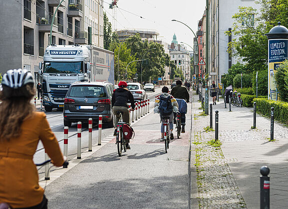 Der geschützte Radfahrstreifen auf der Berliner Invalidenstraße. 