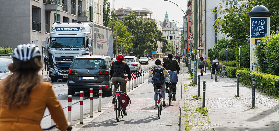 Der geschützte Radfahrstreifen auf der Berliner Invalidenstraße. 