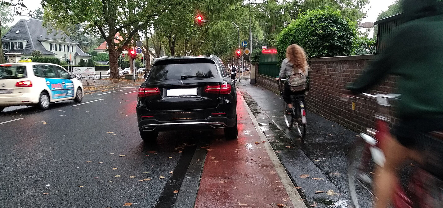 Foto von einem Auto parkend auf einem Radweg