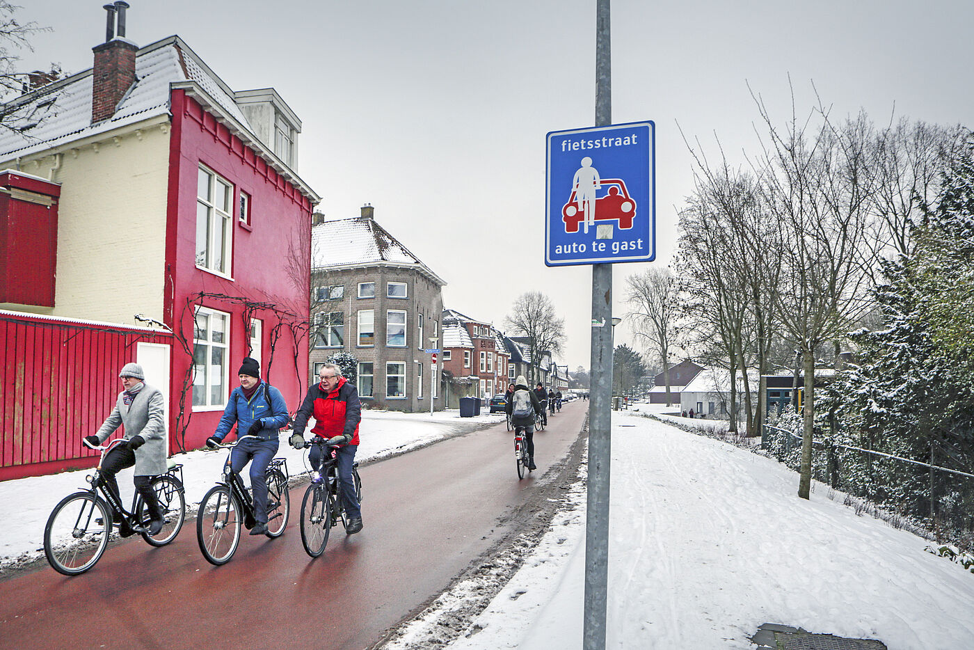 In niederländischen Fahrradstraßen hat der Radverkehr Vorfahrt, Autos sind nur zu Gast.