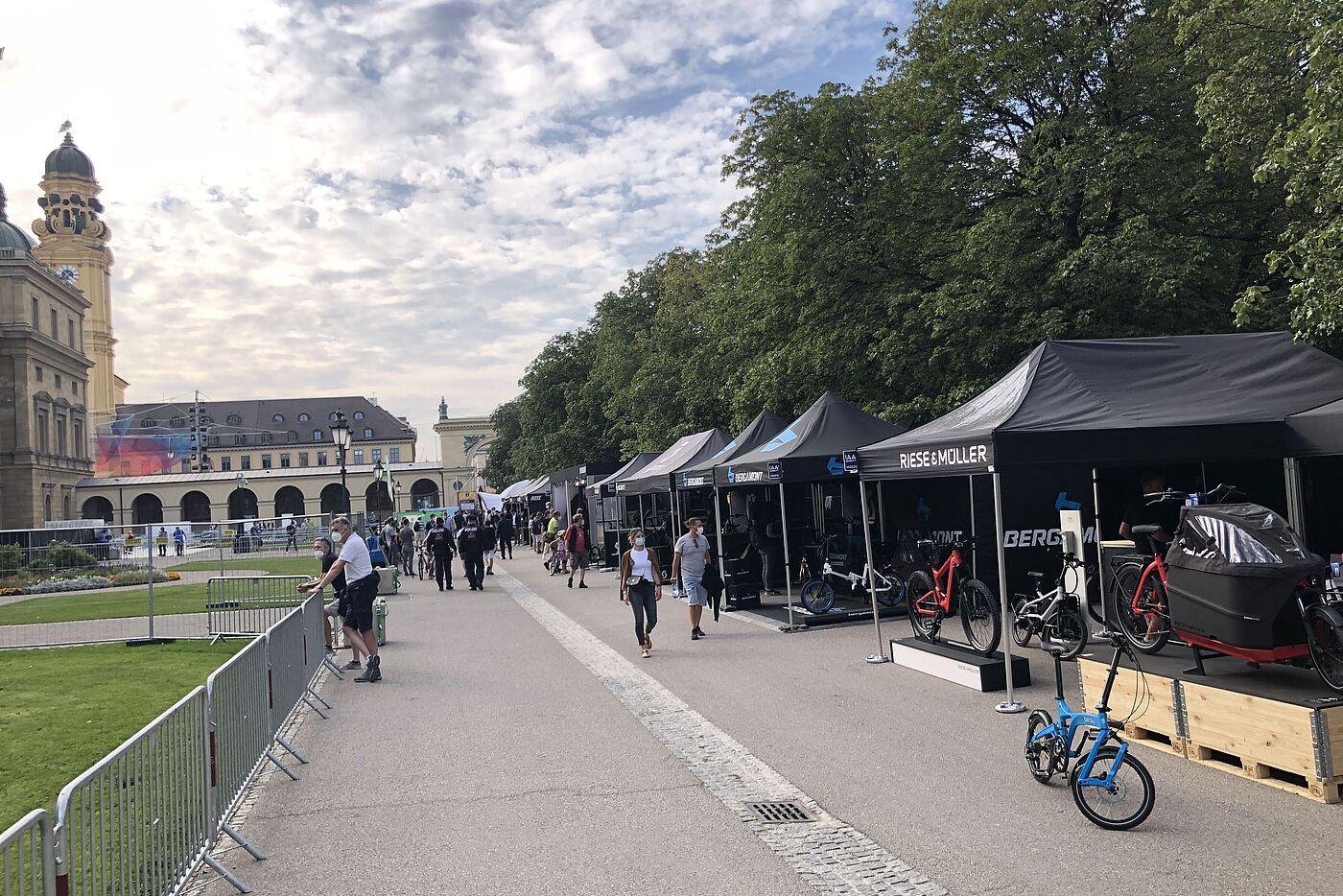 Eine Reihe von Ständen von Fahrradherstellern in der Münchner Innenstadt. 