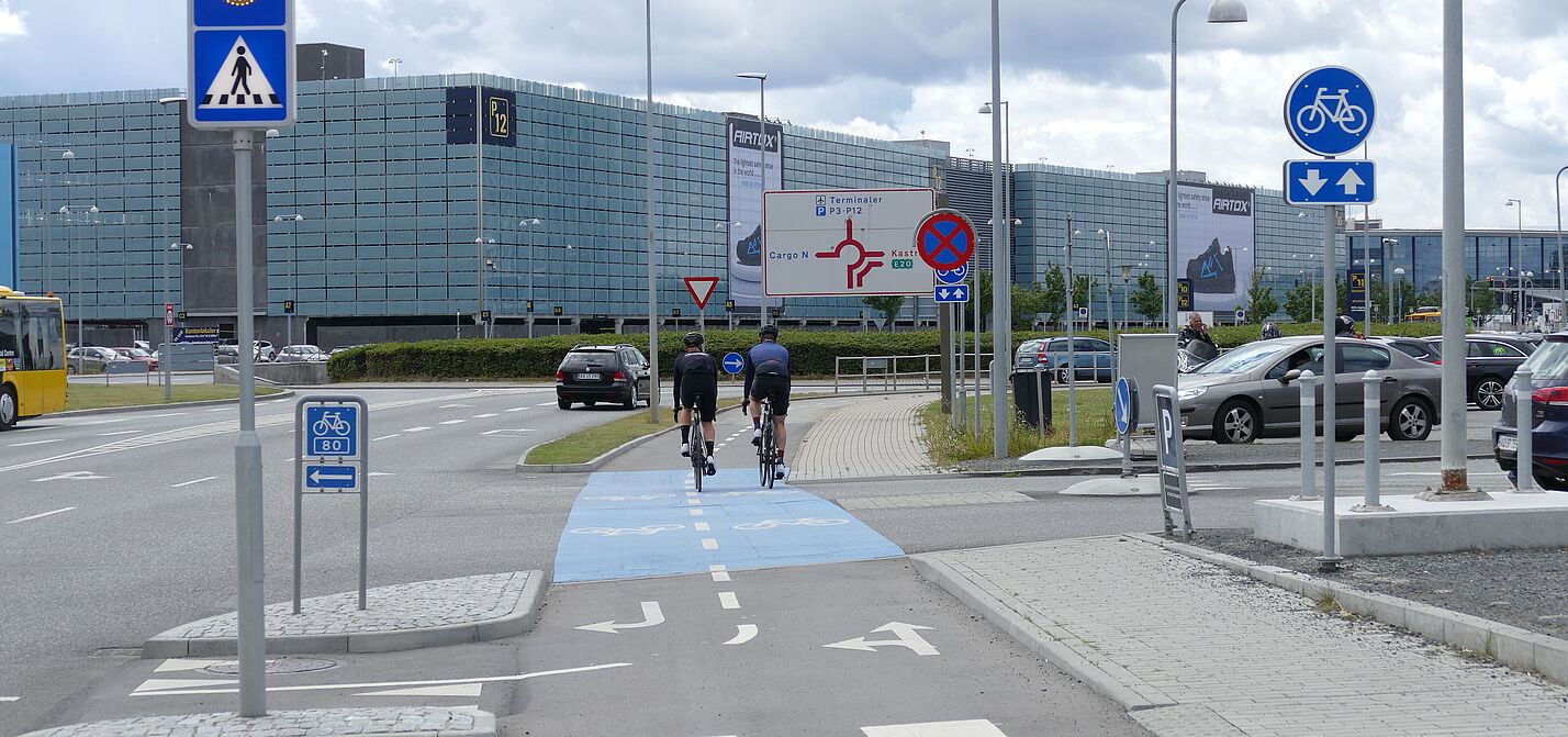 zwei Radfahrer am Flughafen Kopenhagen