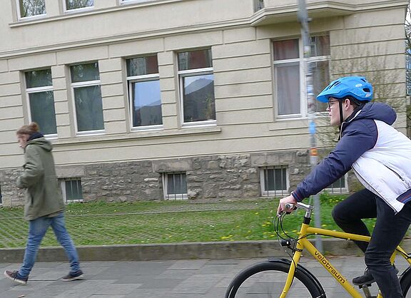 Radfahrer und Fußgänger