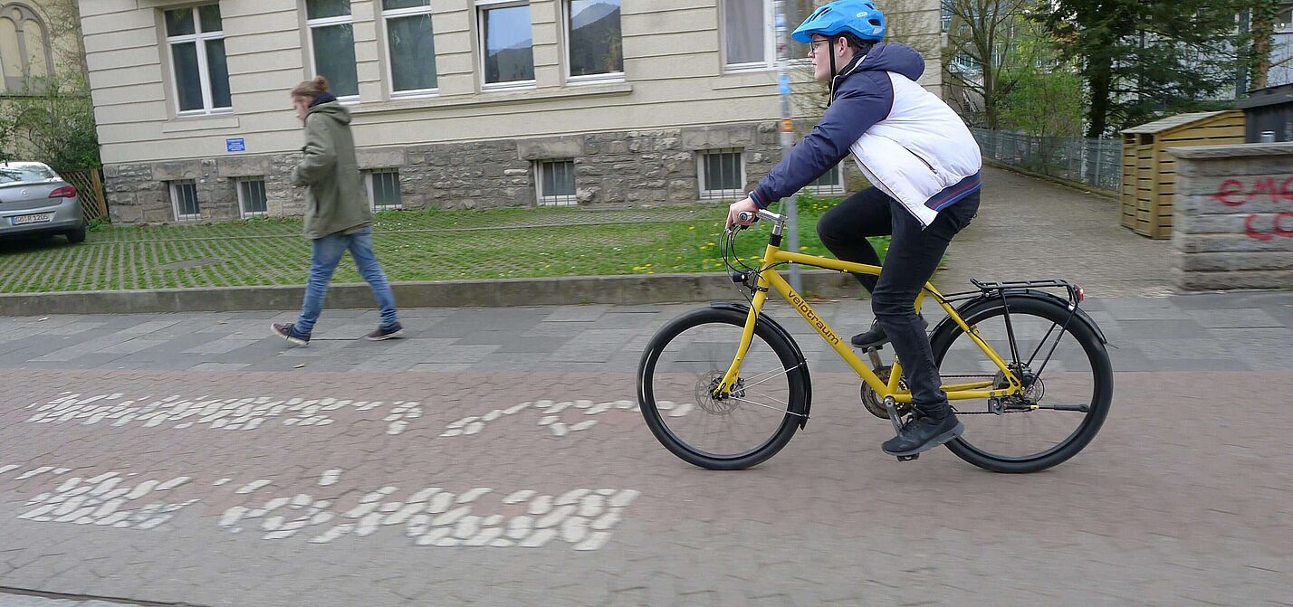 Radfahrer und Fußgänger