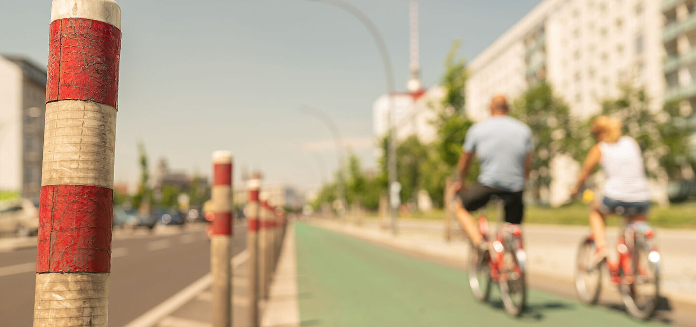 Geschützer Radfahrstreifen in Berlin Holzmarktstraße.