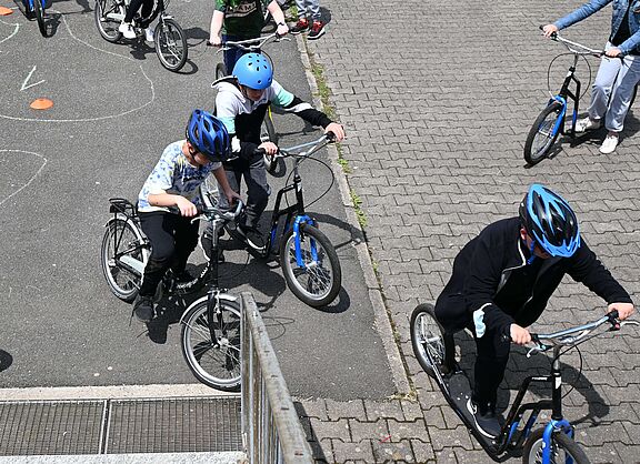 ADFC-Aktionstag Freisen Eine Gruppe von Kindern auf dem Fahrrad.