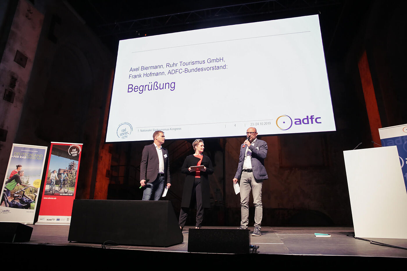 Frank Hofmann vom ADFC-Bundesvorstand (l.) und Axel Biermann, Geschäftsführer der Ruhr Tourismus GmbH (r.), begrüßten die gut 160 Teilnehmenden. Durch den Kongress führte Moderatorin Janine Steeger.