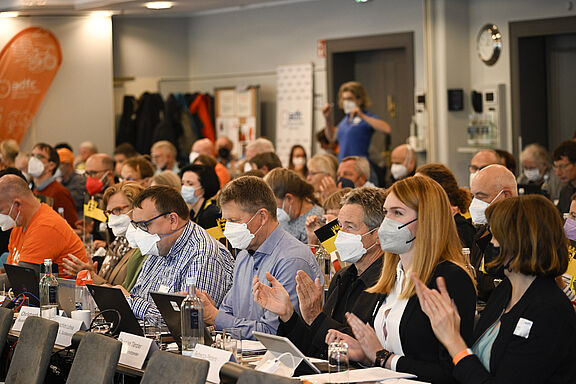 Der politische Leitantrag wurde auf der 42. ADFC-Bundeshauptversammlung in Bremen einstimmig angenommen. Der politische Leitantrag wurde auf der 42. ADFC-Bundeshauptversammlung in Bremen einstimmig angenommen.