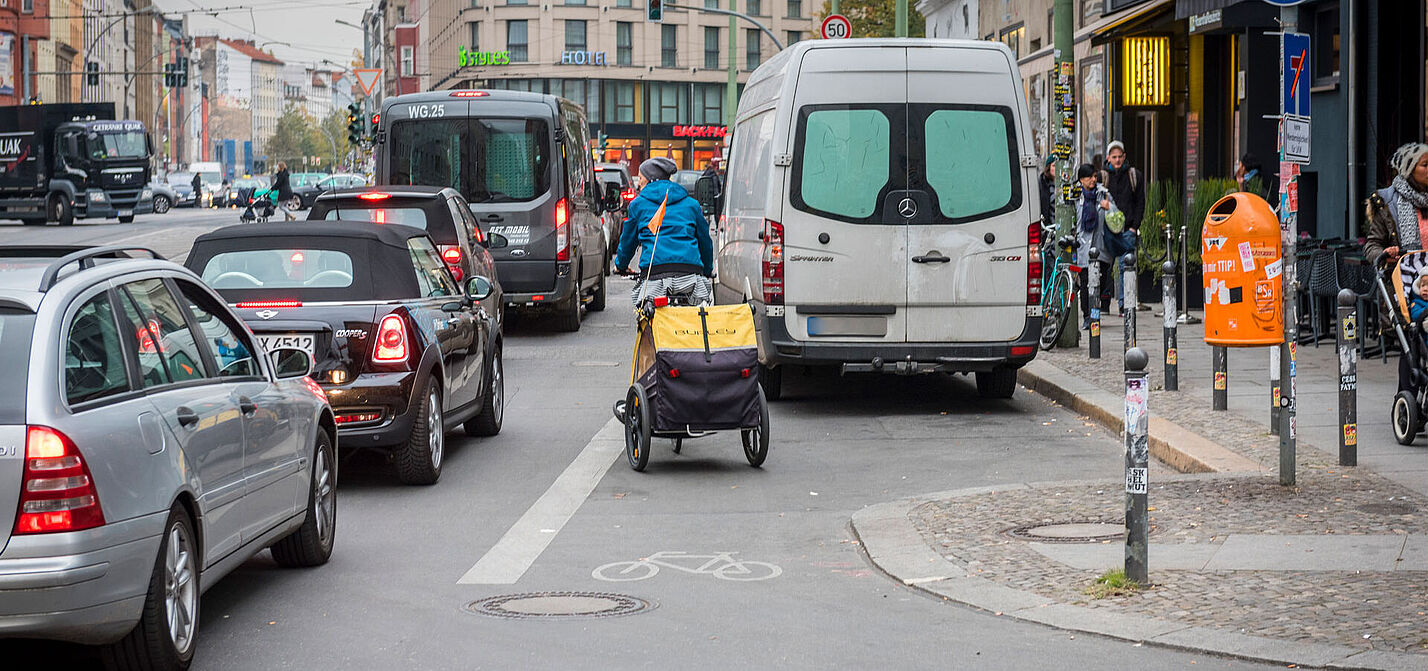 Teilnehmer wie Radfahrer des Straßenverkehrs werden durch schlechte Luftqualität beeinträchtigt.