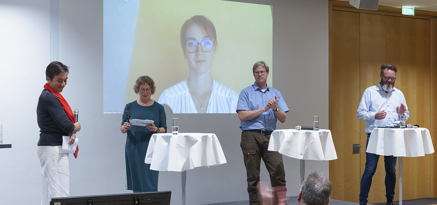 Im Bild (v.l.n.r.): Dagmar Thume (Fahrradaktivistin), Hanna Gersmann (Journalistin), Felix Weisbrich (Berliner Bezirksamt Friedrichshain-Kreuzberg), Claus Ruhe Madsen (Oberbürgermeister von Rostock), Rebecca Peters (ADFC-Bundesvorstand, zugeschaltet)