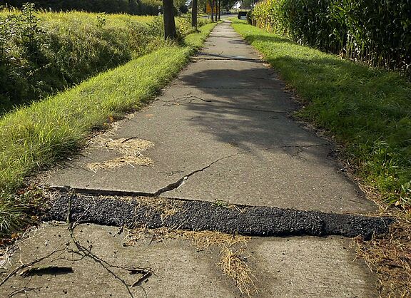 Beschädigter Radweg