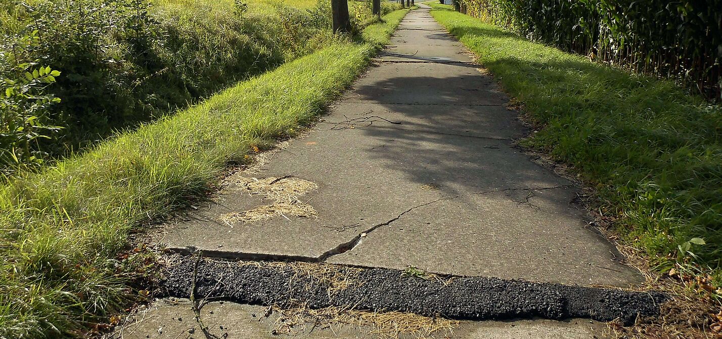 Beschädigter Radweg