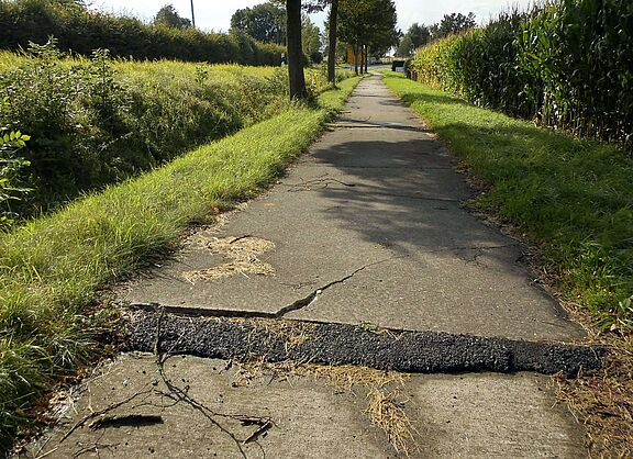 Beschädigter Radweg