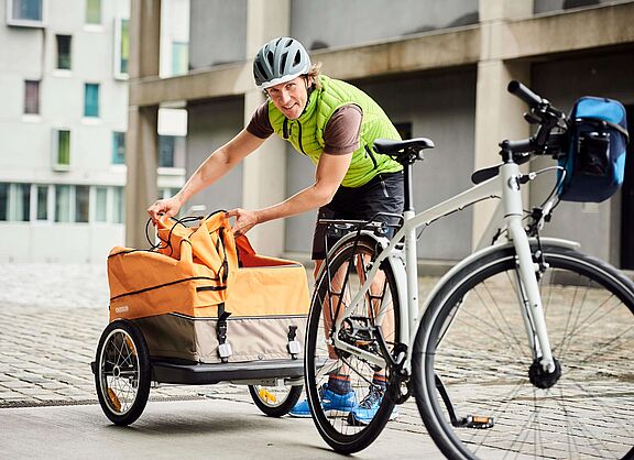 Auch schwere Lasten mit dem Fahrradanhänger transportieren