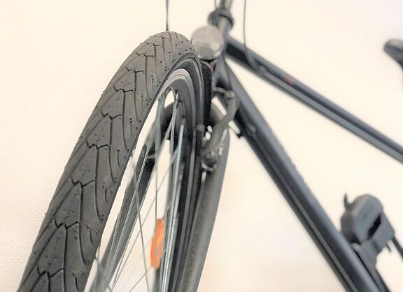 Reifen Portrait Aufnahme eines Reifens frontal, Fahrrad verschwommen im Hintergrund.