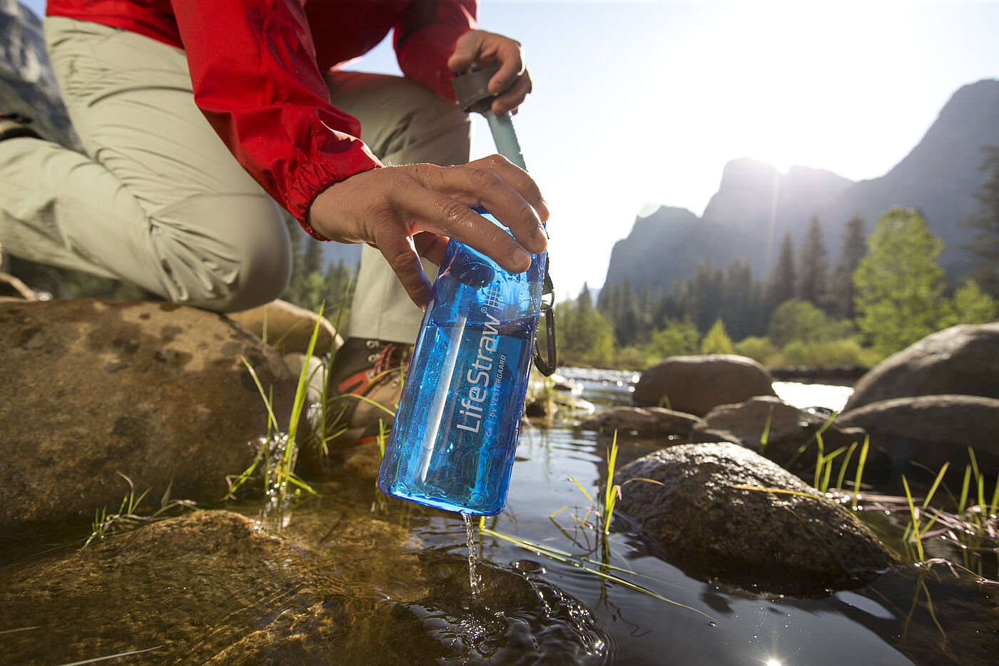 Mit dem integrierten Wasserfilter kann das Wasser direkt nach dem Abfüllen getrunken werden. 