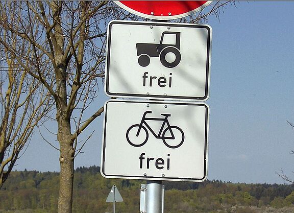 Verkehrsschilder "Traktor frei" und "Fahrrad frei"