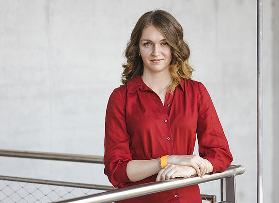 Die ADFC-Bundesvorsitzende Rebecca Peters. Portrait von der ADFC-Bundesvorsitzenden Rebecca Peters vor grauem Hintergrund.