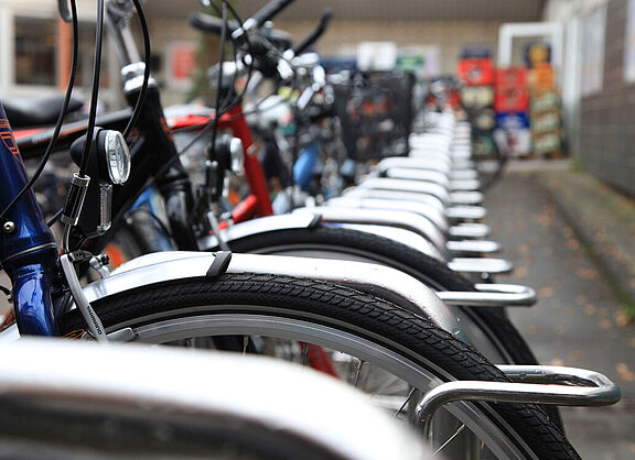 Eine Fahrradabstellanlage mit mehreren geparkten Fahrrädern. 