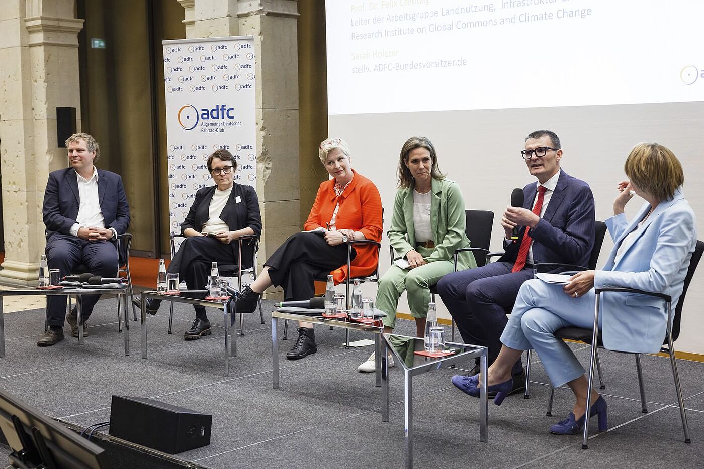 Auf dem Podium diskutierten Prof. Dr. Felix Kreutzig, Anne Klein-Hitpaß, Dr. Heike van Hoorn, Sarah Holczer und Hartmut Höppner (v.l.n.r.) ganr rechts: Moderatorin Anke Plättner. 